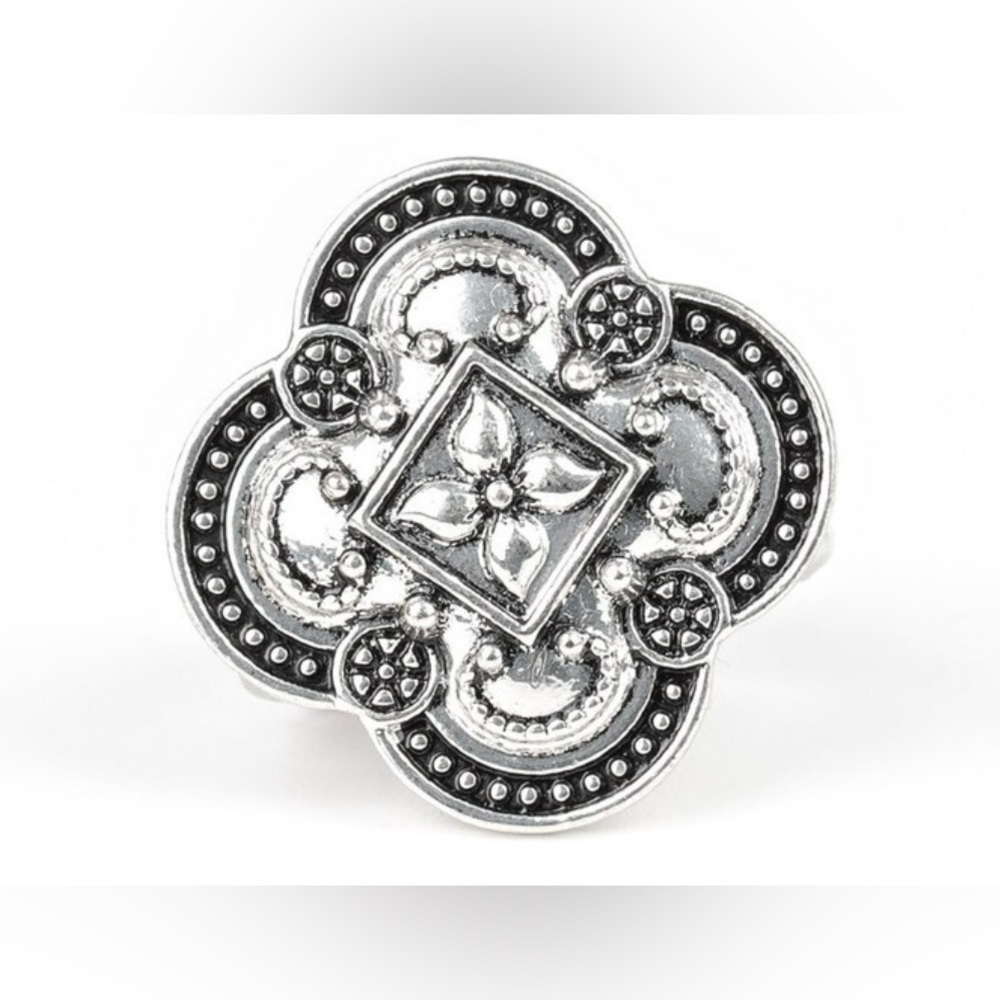 Elegant Silver Floral Ring